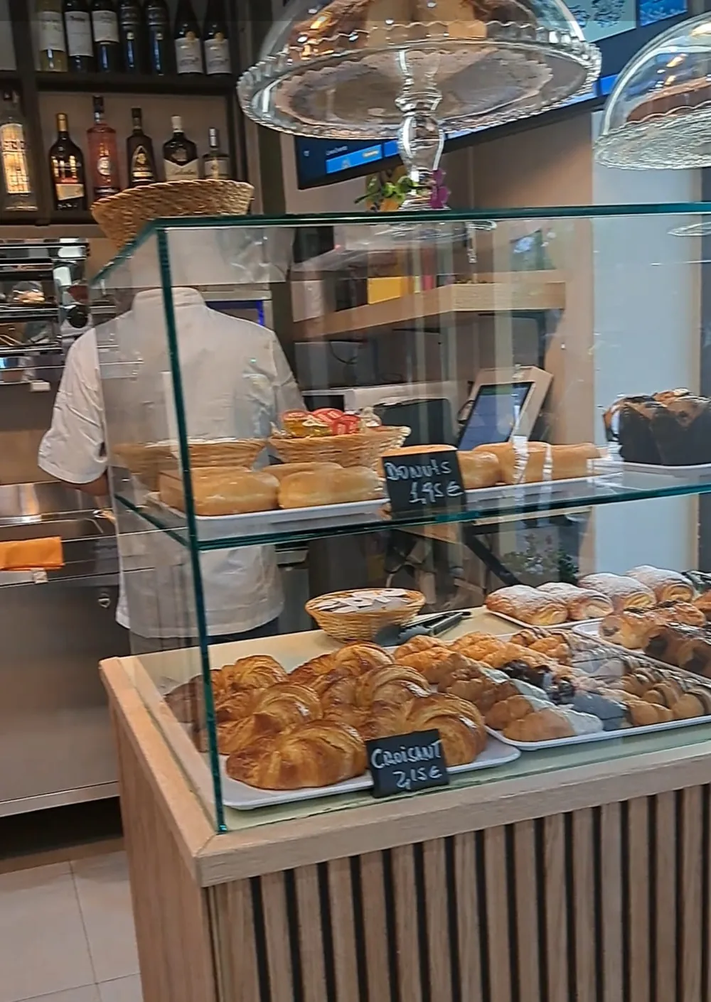 Mostrador de bollería de Doca's Coffee con croissants y napolitanas recién colocados