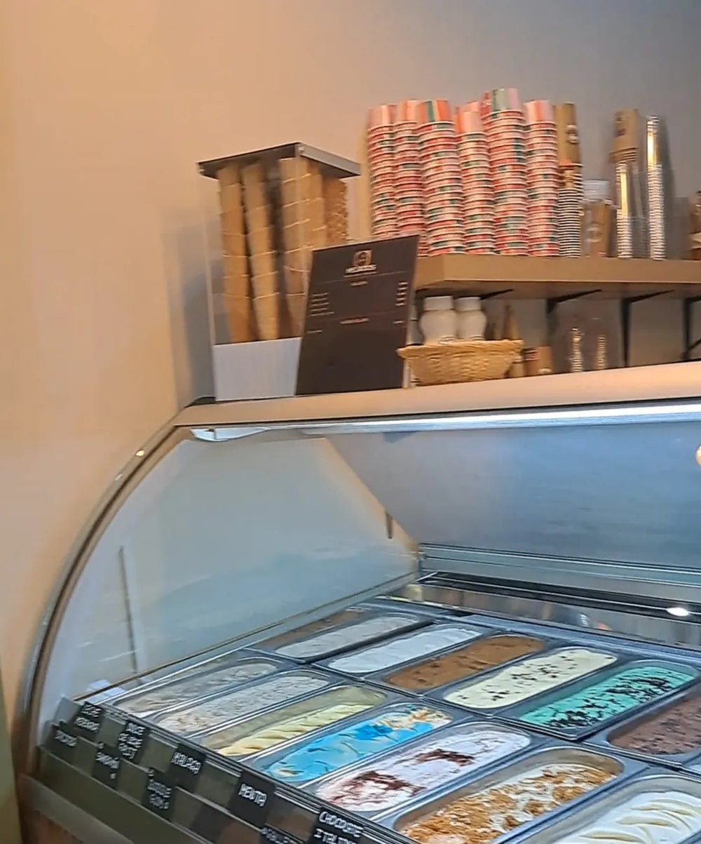 Vitrina de helados de Doca's Coffee con numerosos sabores a la vista