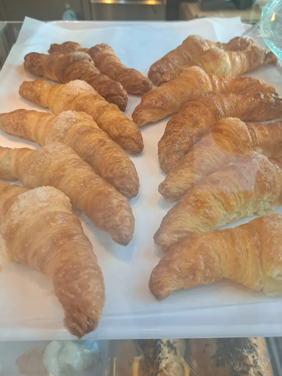 Bandeja de croissants recién horneados