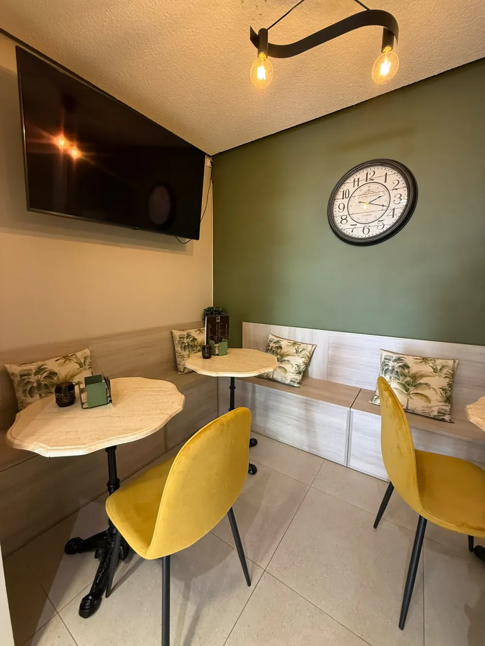 Sala interior de Doca's Coffee con mesas y sillas