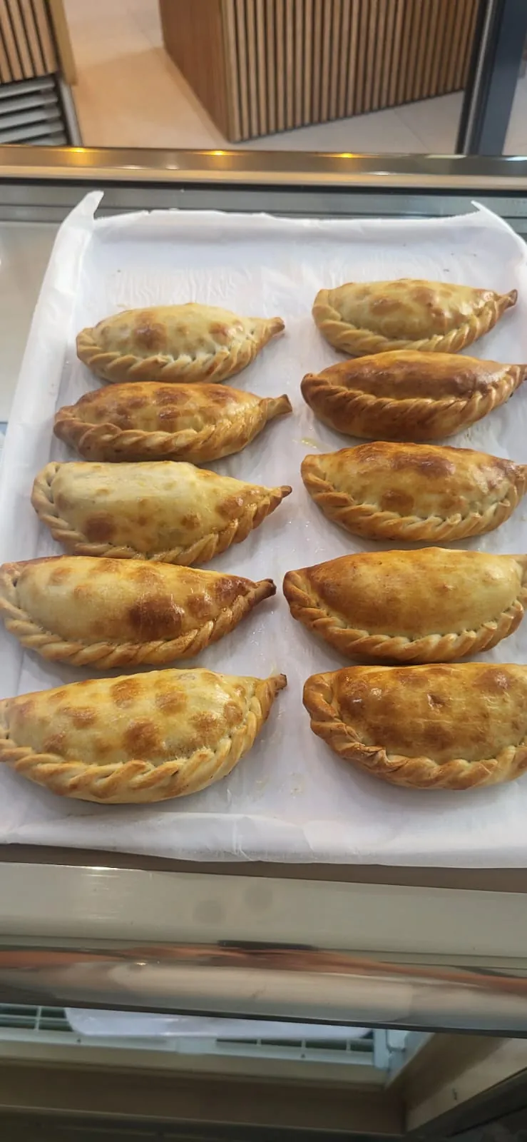 Empanadas doradas recién horneadas colocadas en una bandeja