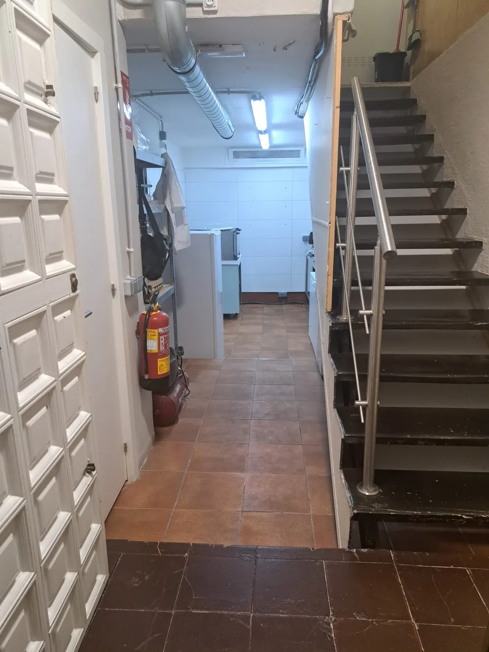 Zona de trabajo de la cocina de Doca's Coffee